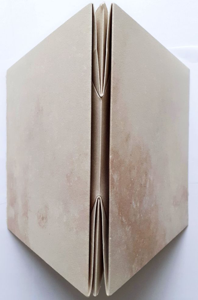 Der in Form von zwei &bdquo;Besen&ldquo; gefaltete Buchr&uuml;cken