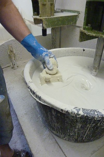 Eintauchen des Wachs- <br> modells in Flüssigkeramik...