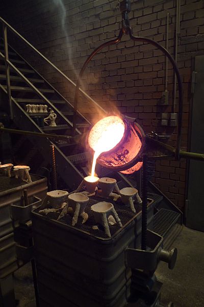 Eingießen der Flüssig- <br> bronze in Keramikformen