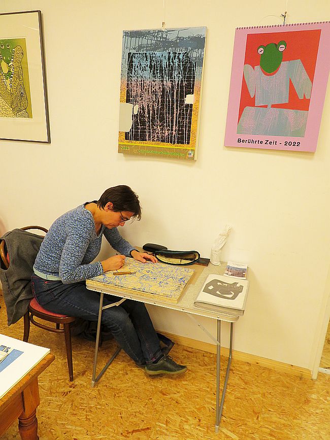 Andrea Lange arbeitet auch auf dem Aschaffenburger Buchkunstsalon an ihren Kalenderholzschnitten